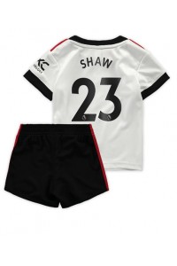 Manchester United Luke Shaw #23 Babytruitje Uit tenue Kind 2022-23 Korte Mouw (+ Korte broeken)